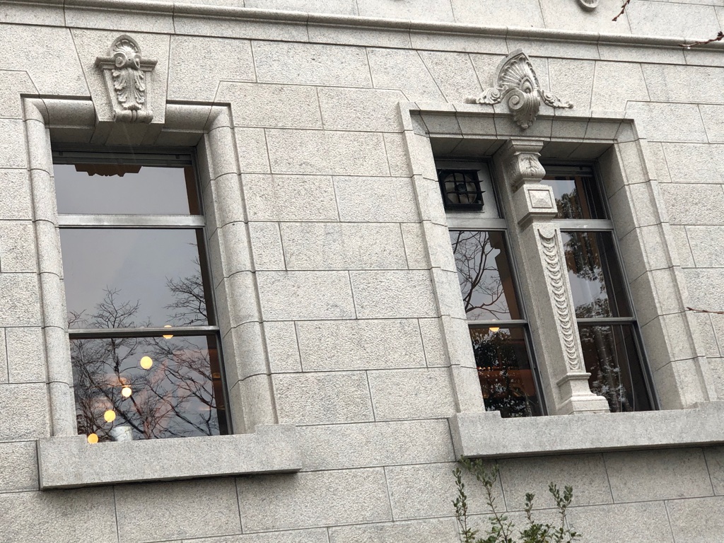 大阪府立図書館の窓