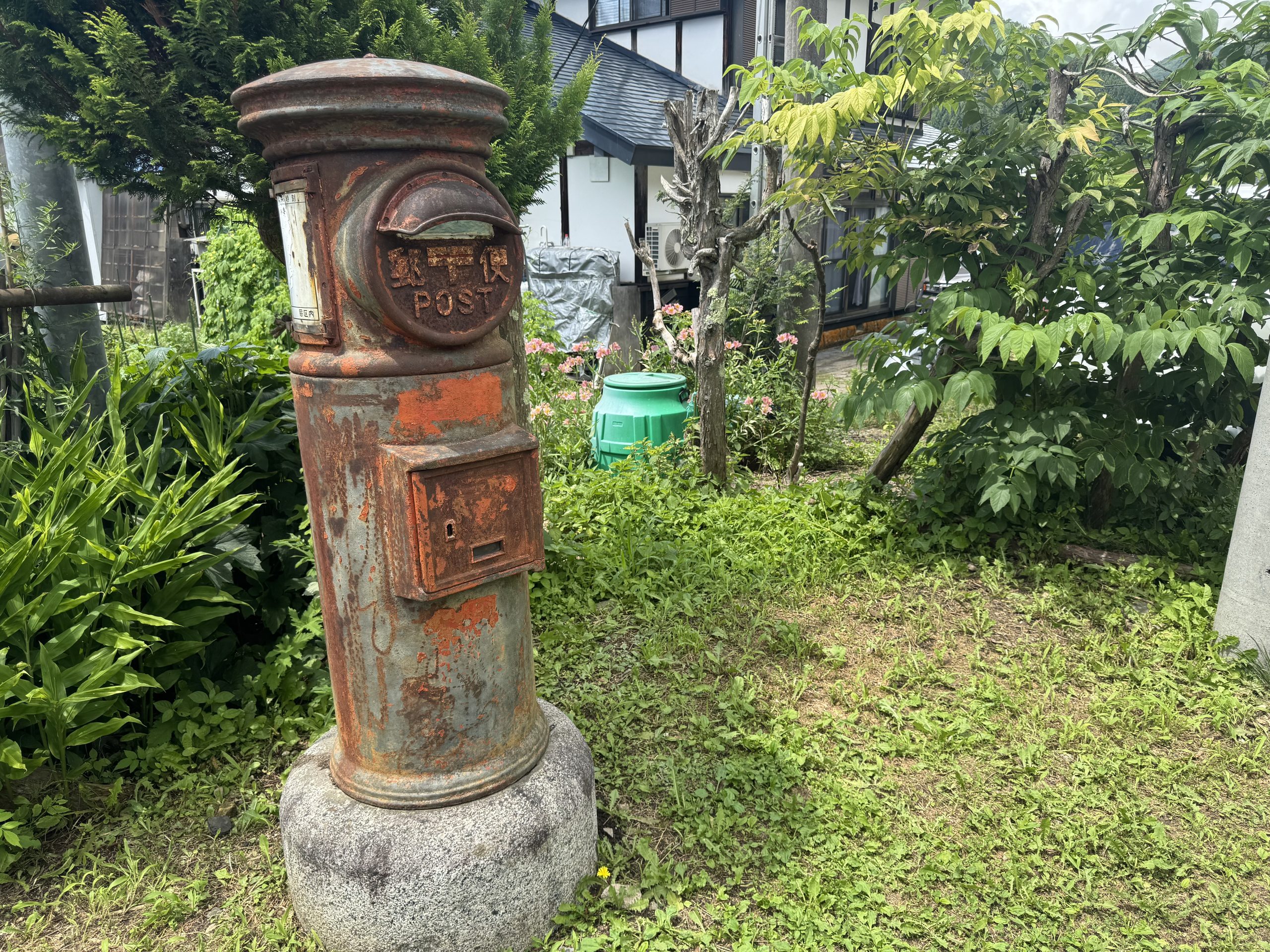 古びたポスト